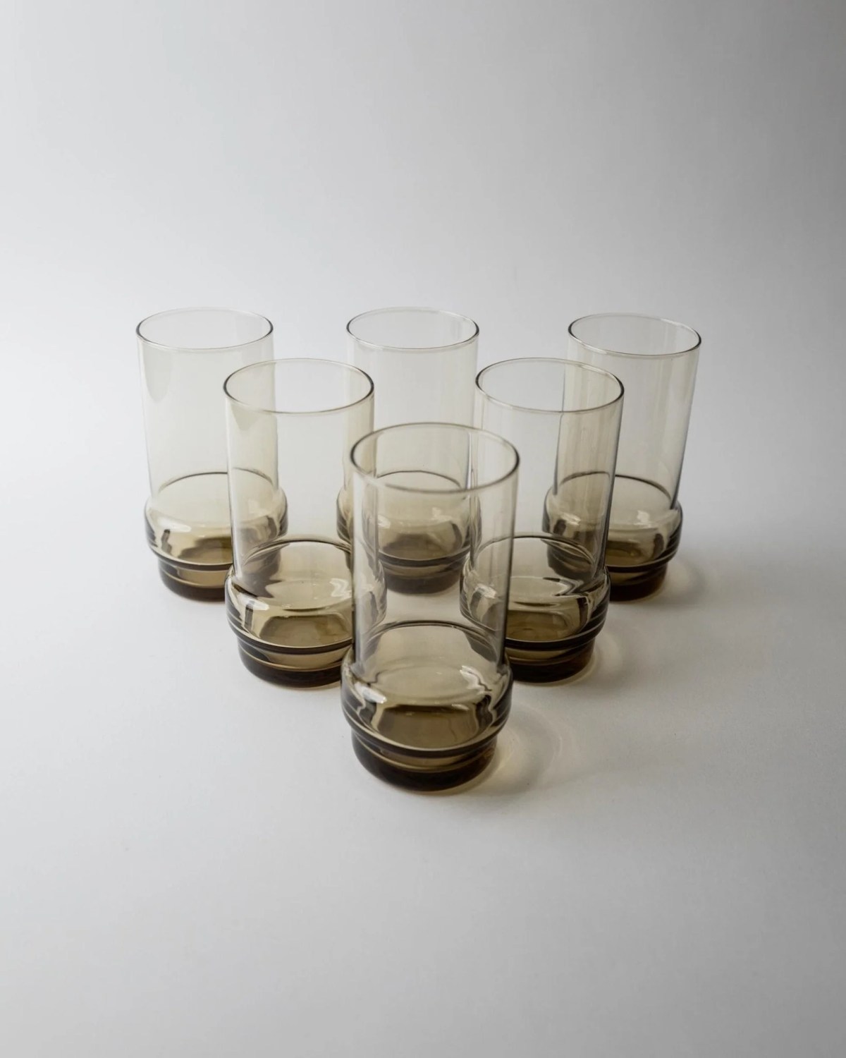 https://oblist.com/products/vintage-1970s-drinking-glasses-set-of-6-smoky-grey-brown-glass-for-water-or-long-drinks-decorative-retro-barware-table-decor-gift-idea?srsltid=AfmBOooELnIT6Z0T2ZlKg9MuHQKEHpdK-EPLWj5ocv7Hy4deexZY74OZ